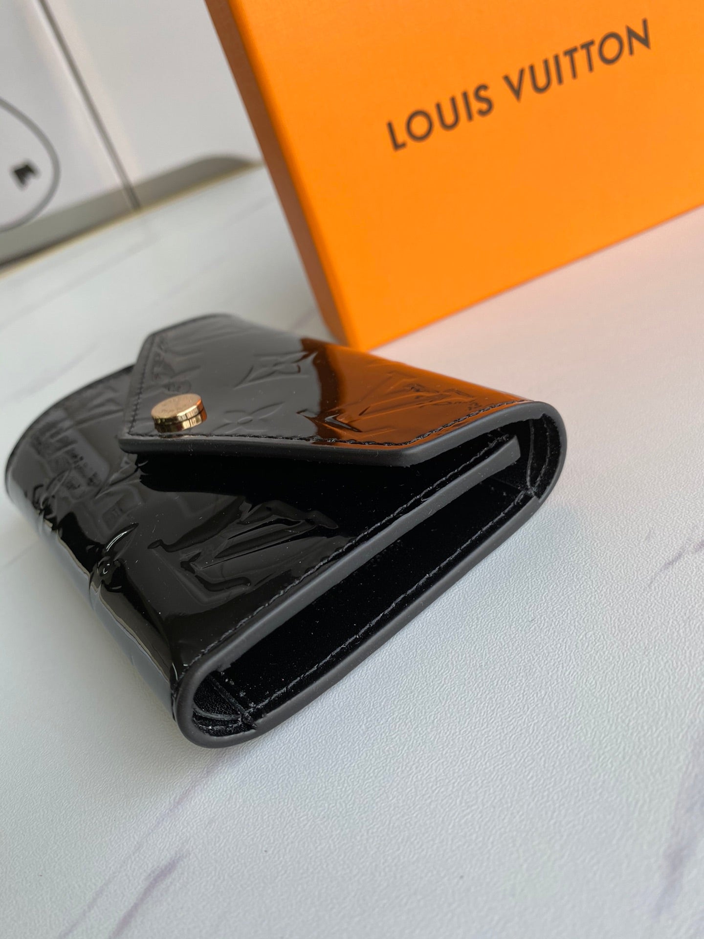 【W007】ルイ* ヴィトン エンボス加工の三つ折り財布