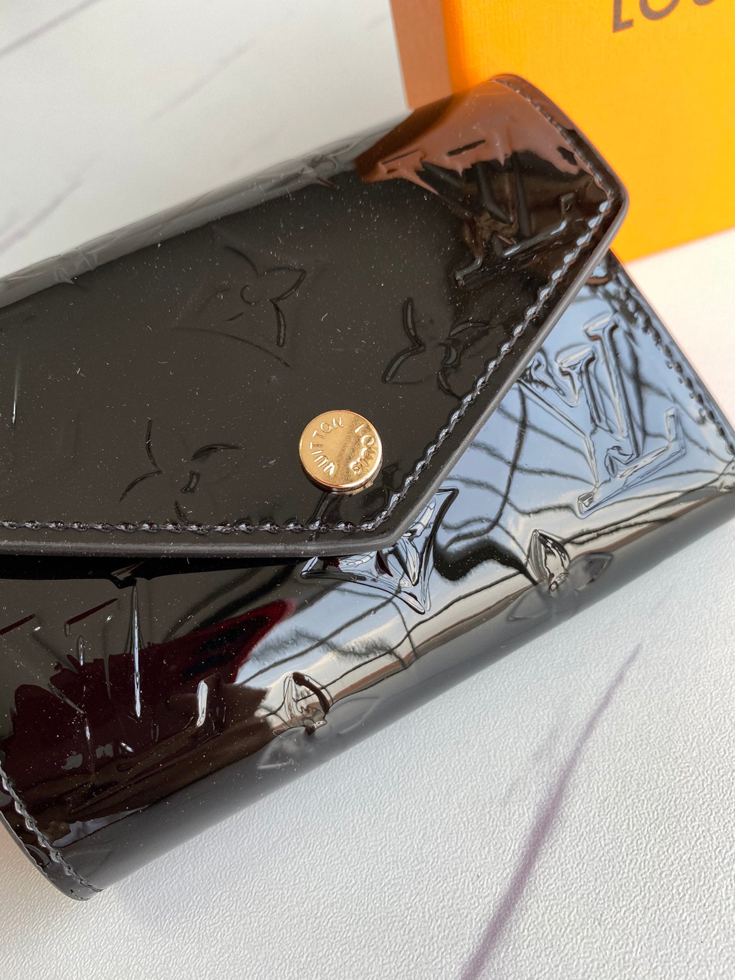 【W007】ルイ* ヴィトン エンボス加工の三つ折り財布