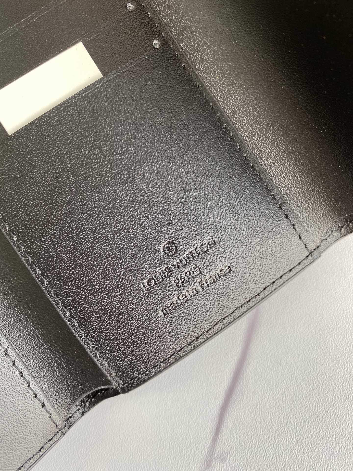 【W007】ルイ* ヴィトン エンボス加工の三つ折り財布