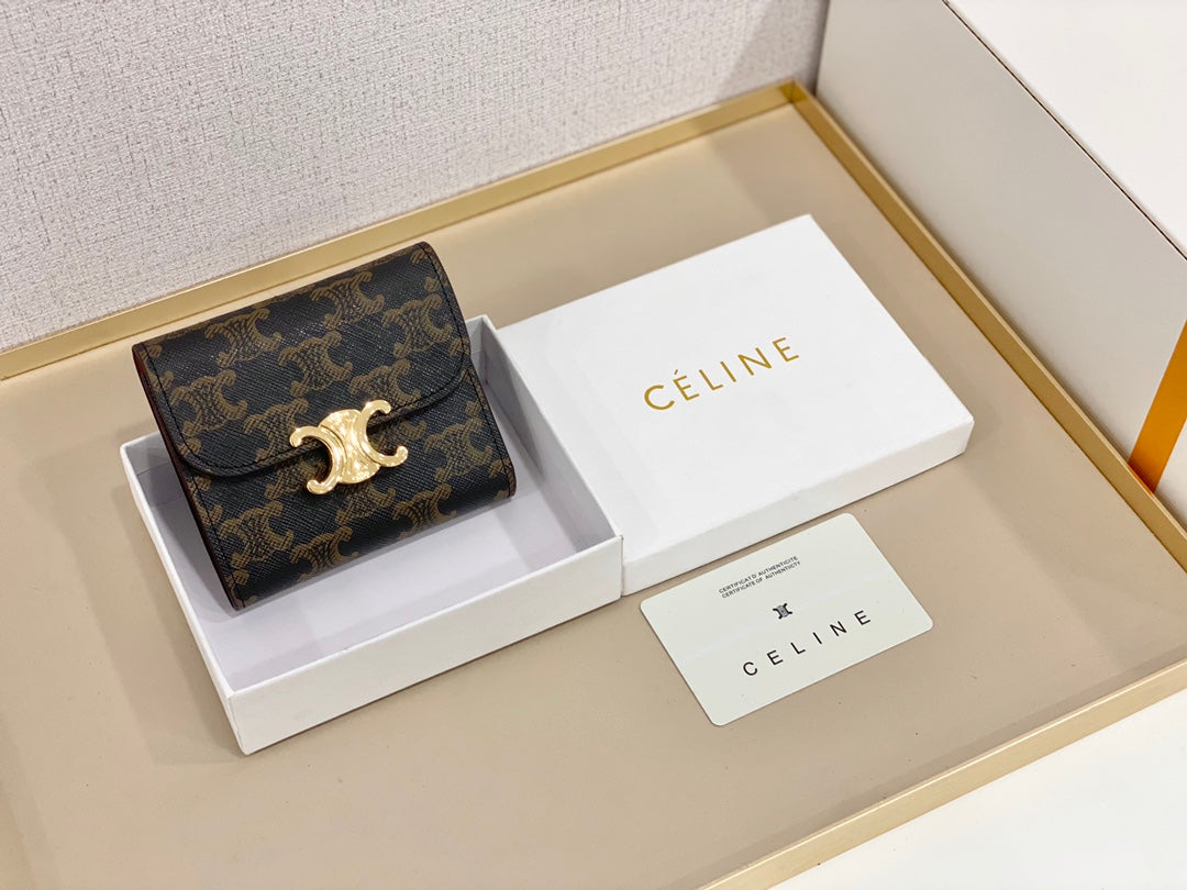 【セリーヌ】軽量&コンパクト持ち運びに便利な短い財布 !