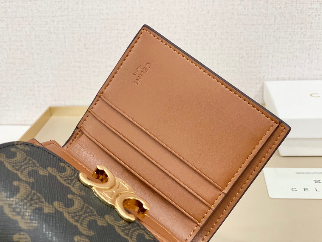 【セリーヌ】軽量&コンパクト持ち運びに便利な短い財布 !
