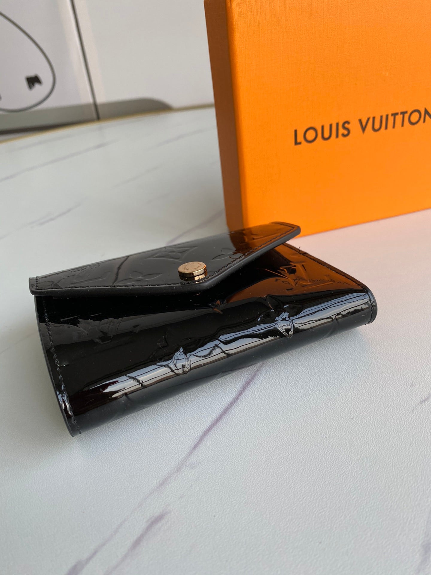 【W007】ルイ* ヴィトン  エンボス加工の三つ折り財布
