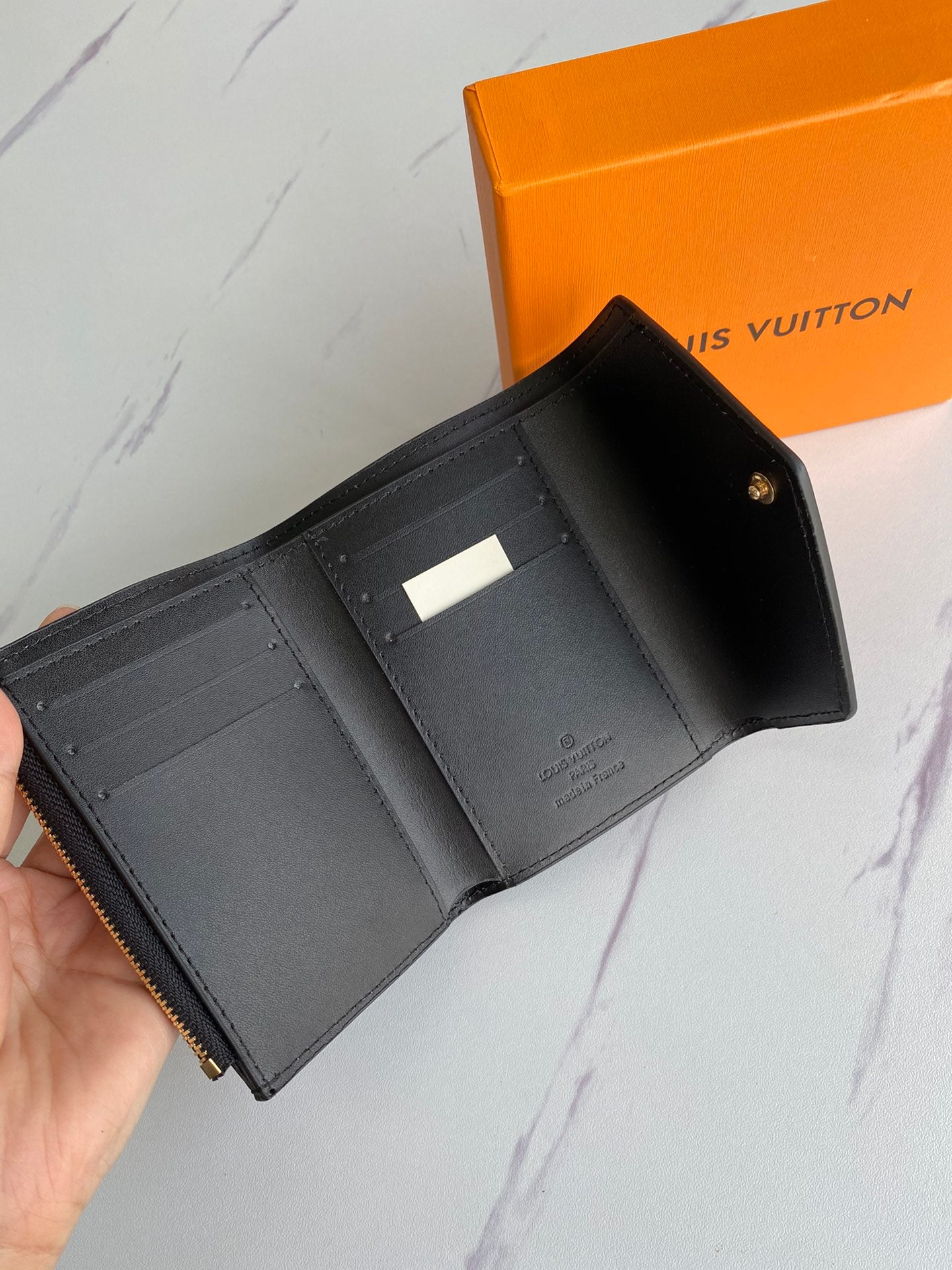 【W007】ルイ* ヴィトン  エンボス加工の三つ折り財布