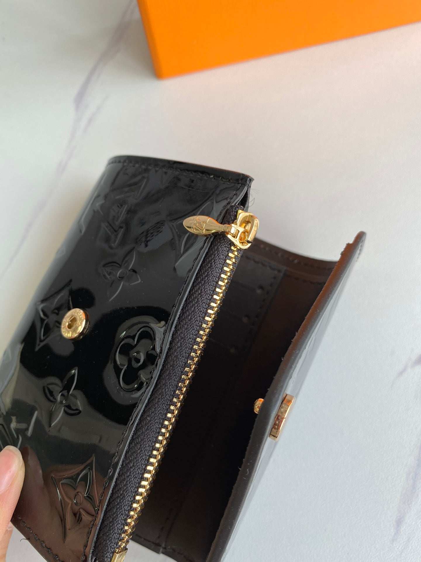 【W007】ルイ* ヴィトン  エンボス加工の三つ折り財布