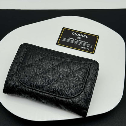 【シャネル】 2つ折り財布 キャビアスキン レザー ゴールド金具 財布A48667