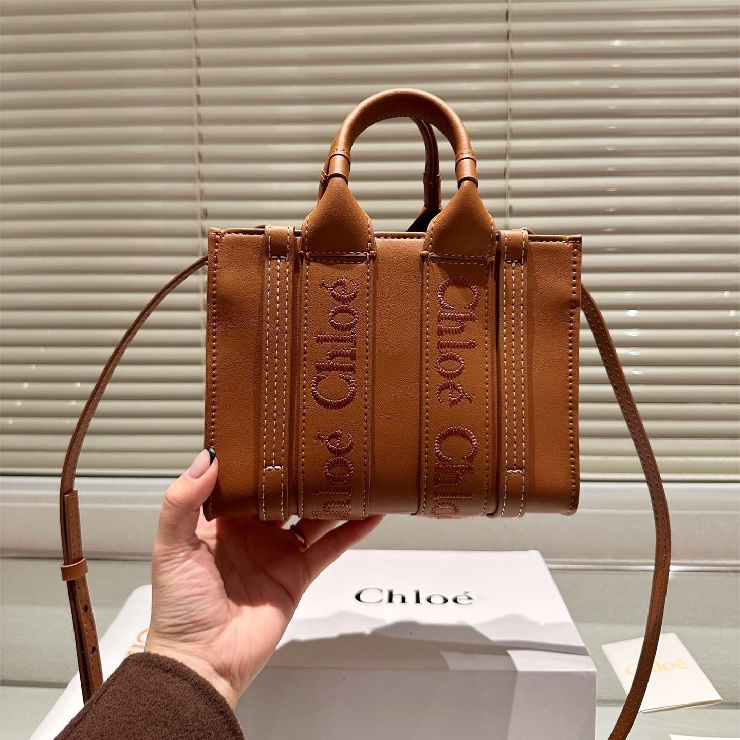【クロエ】【人気のある】スモール「ウッディ」デニムトートバッグ